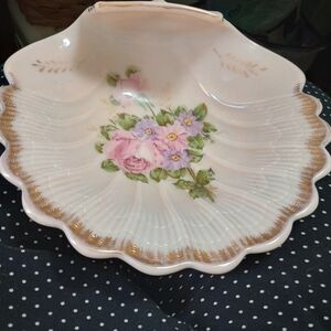 Elegant Floral Shell-Shaped Serveware